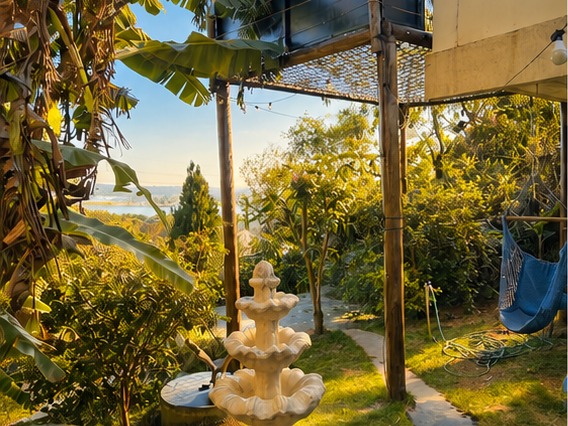 Jardim e fonte do Sunshine Chalé ao entardecer